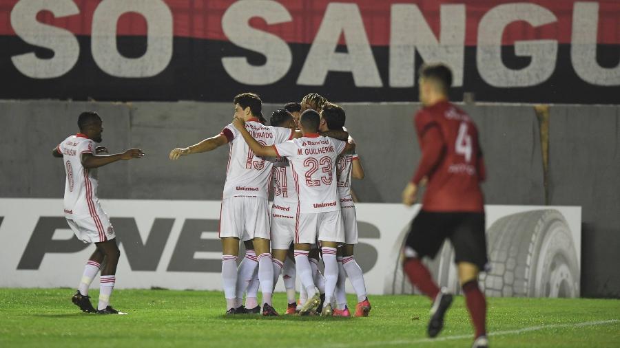 Jogadores do Internacional comemoram o gol de Abel Hernández contra o Brasil de Pelotas - Ricardo Duarte/Internacional