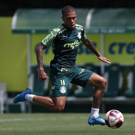O jogador Lucas Esteves, do Palmeiras, durante treinamento, na Academia de Futebol.