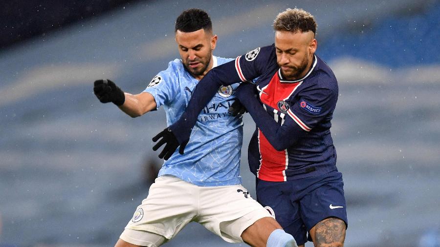 Mahrez e Neymar disputam lance durante City x PSG  - PAUL ELLIS/AFP