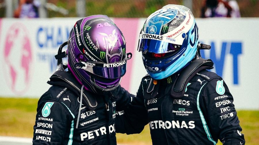 Hamilton e Bottas se cumprimentam após o GP da Estíria - Mercedes