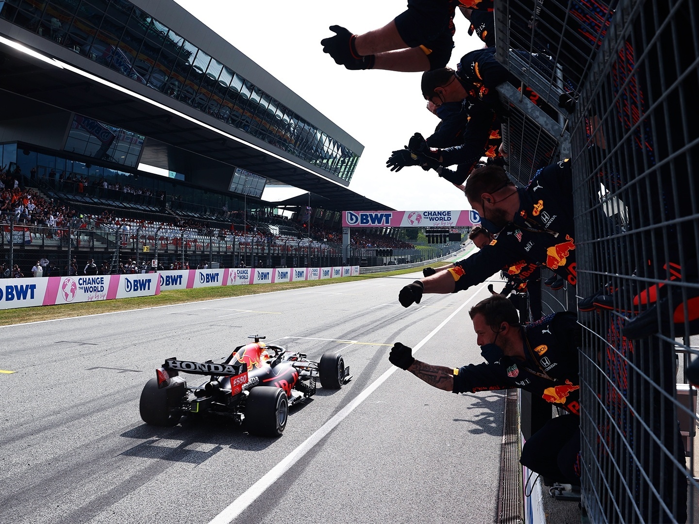 Ferrari projeta treino de 'mil pit-stops' para bater Red Bull na Fórmula 1  2023