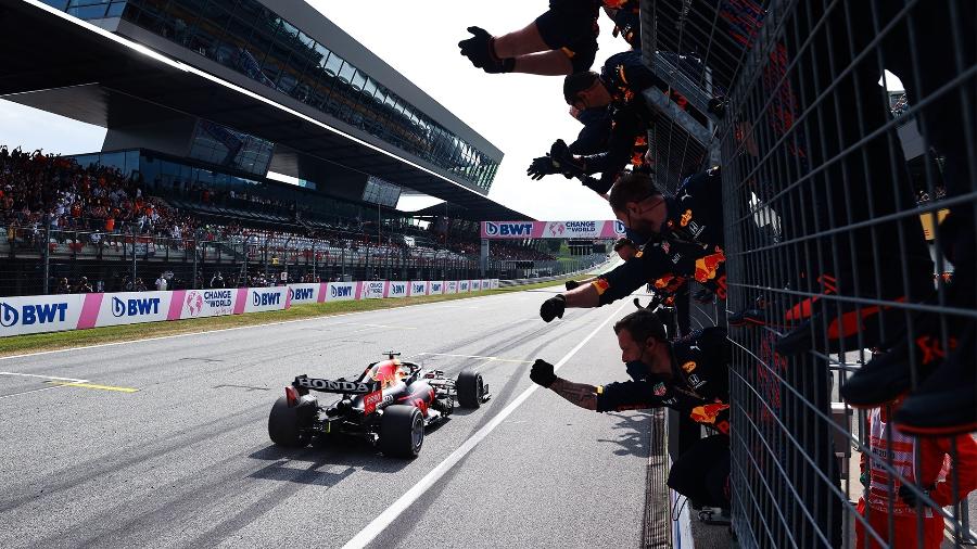 Verstappen cruza a linha de chegada de Spilberg com quase 18 segundos sobre Bottas, da Mercedes  - Red Bull