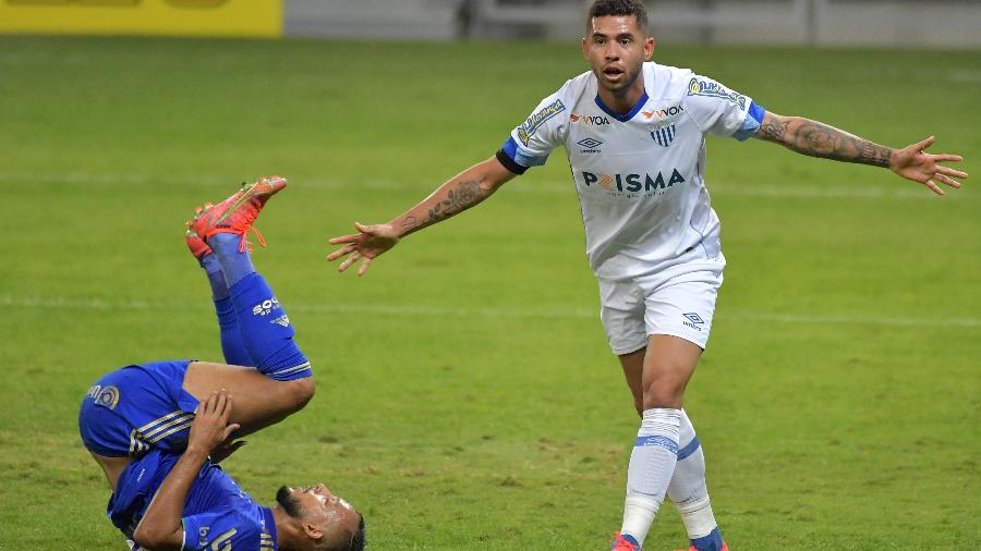 Renato, do Avaí, celebra gol contra o Cruzeiro, pela Série B do Campeonato, no estádio do Mineirão - GLEDSTON TAVARES/FRAMEPHOTO/FRAMEPHOTO/ESTADÃO CONTEÚDO