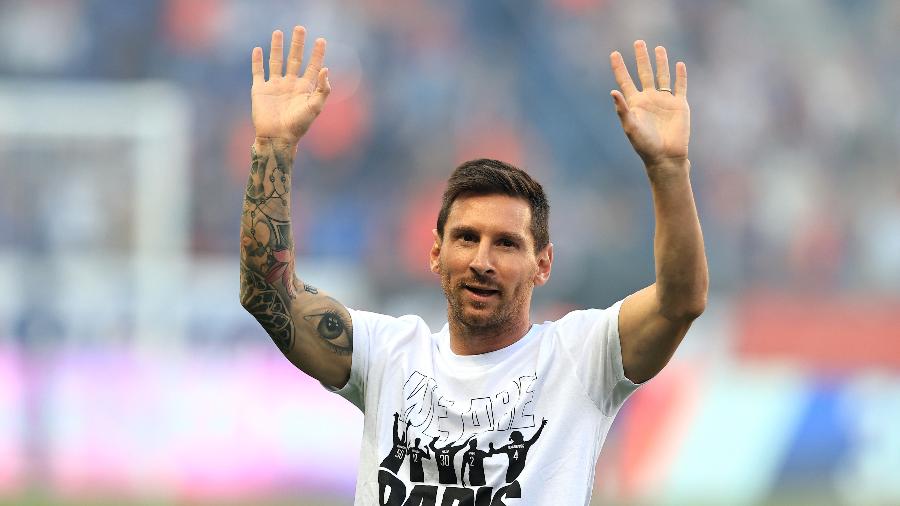Lionel Messi é apresentado para a torcida do PSG antes do jogo contra o Strasbourg pelo Campeonato Francês - David Rogers/Getty Images