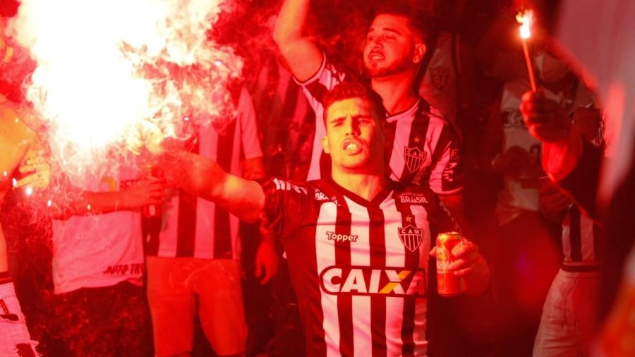 Torcedores do Atlético-MG assistem ao jogo aglomerados e sem máscara - FERNANDO MICHEL/HOJE EM DIA/ESTADÃO CONTEÚDO