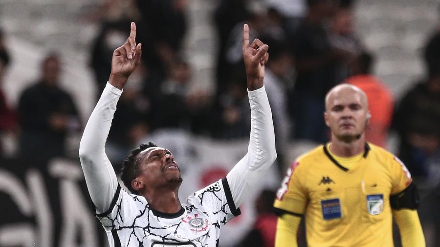 Jô, atacante do Corinthians, comemora após ter seu gol validado pelo VAR -  Ettore Chiereguini/AGIF