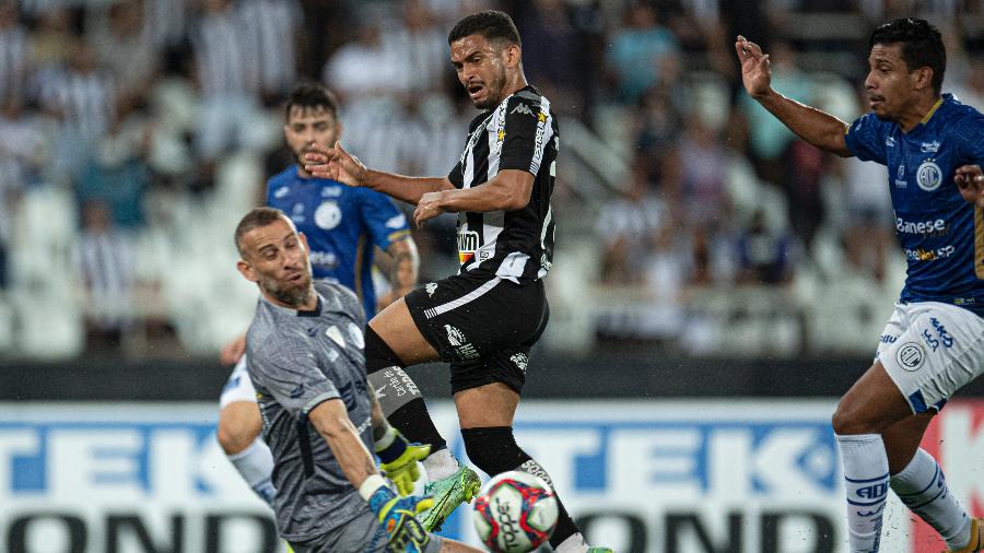 Marco Antônio disputa lance em Botafogo x Confiança pela Série B - Jorge Rodrigues/AGIF