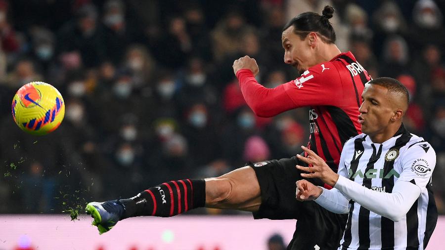 Ibrahimovic em ação pelo Milan contra a Udinese pelo Campeonato Italiano -  Crédito Marco BERTORELLO / AFP 