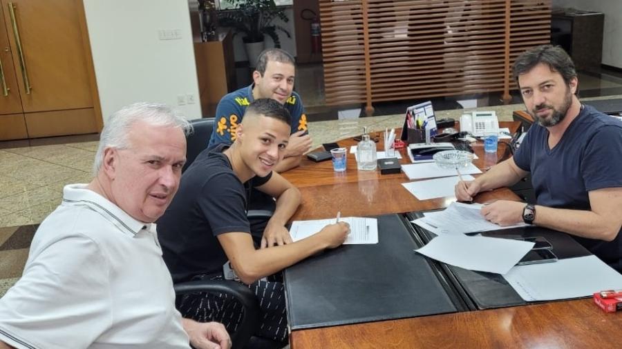 Matheus Araújo assinou com o Corinthians até o fim de dezembro de 2024  - Divulgação/ Ag. Corinthians 