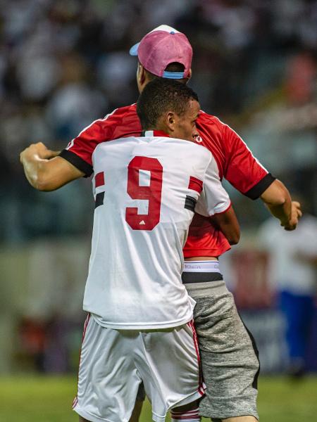 Torcedor do São Paulo invade campo na Copinha e tenta agredir jogador do Palmeiras - Diogo Reis/AGIF