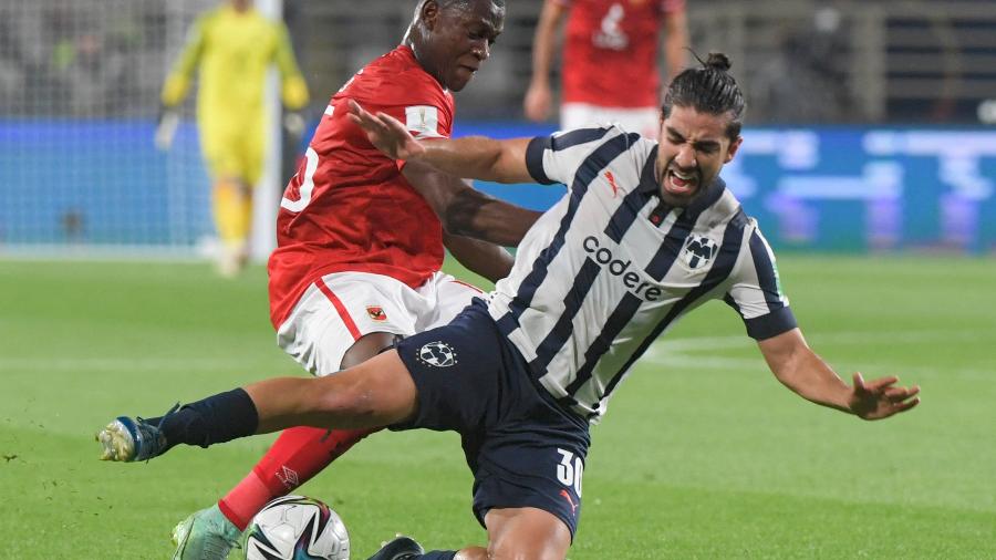 Dieng e Pizarro disputam a bola em jogo entre Al Ahly e Monterrey, pelas quartas de final do Mundial de Clubes - AFP