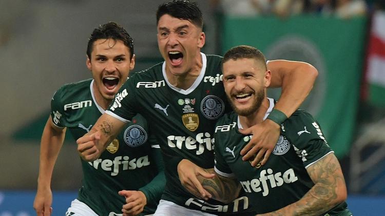 Raphael Veiga, Piquerez e Zé Rafael comemoram gol que abriu o placar para o Palmeiras diante do Athletico na Recopa