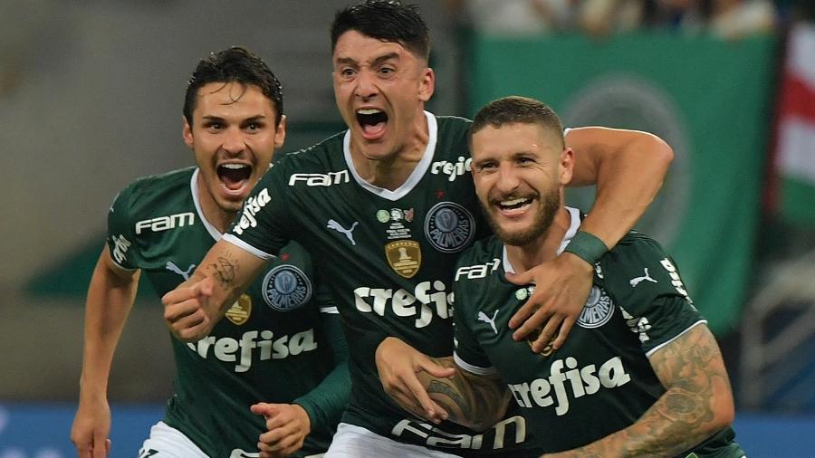 Raphael Veiga, Piquerez e Zé Rafael comemoram gol que abriu o placar para o Palmeiras diante do Athletico na Recopa - NELSON ALMEIDA / AFP