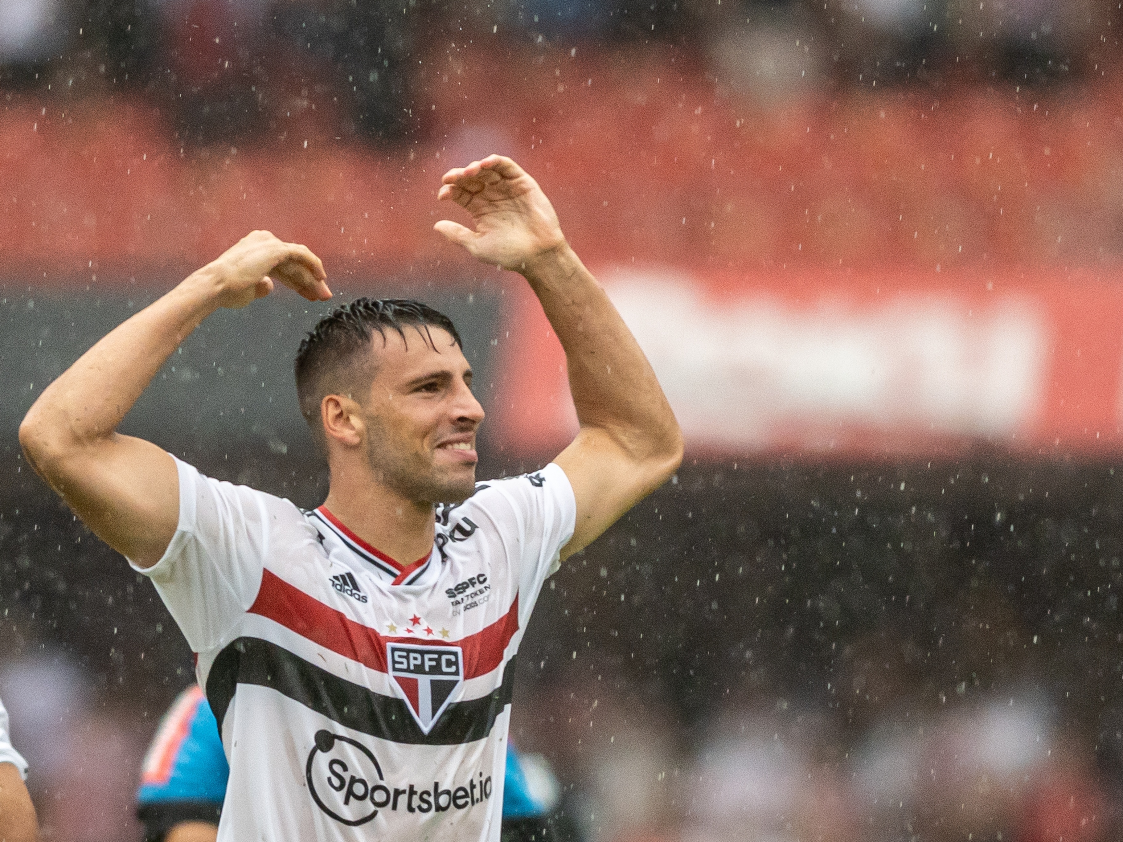 Doentes por Futebol on Instagram: “Faça chuva, faça sol. Toca que ele  guarda. Calleri 💥 São Paulo 1x0 Corinthians ?…