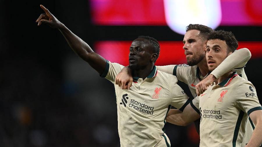 Mané comemora gol do Liverpool sobre o Aston Villa pelo Inglês - PAUL ELLIS / AFP