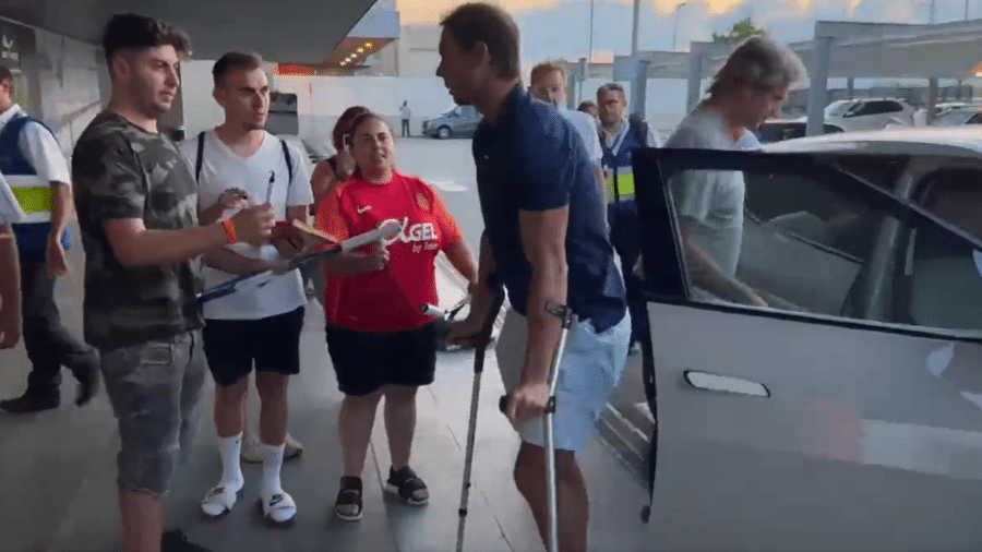 Rafael Nadal anda com auxílio de muletas na chegada ao aeroporto de Barcelona - Reprodução