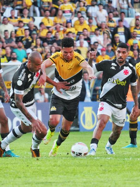 Jogadores da Vasco e Criciúma disputam lance durante partida da Série B - Lucas Sabino/AGIF