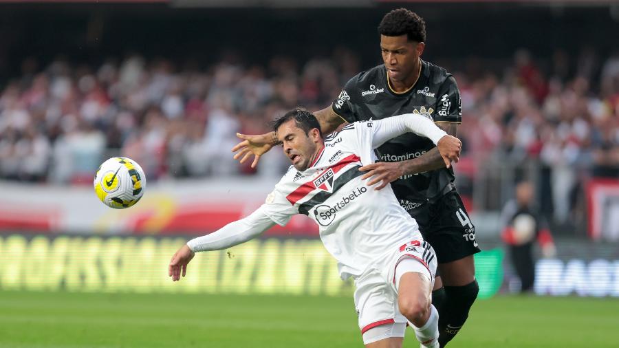 Gil, do Corinthians, comete pênalti sobre Éder, do São Paulo, em partida do Brasileirão - Marcello Zambrana/AGIF