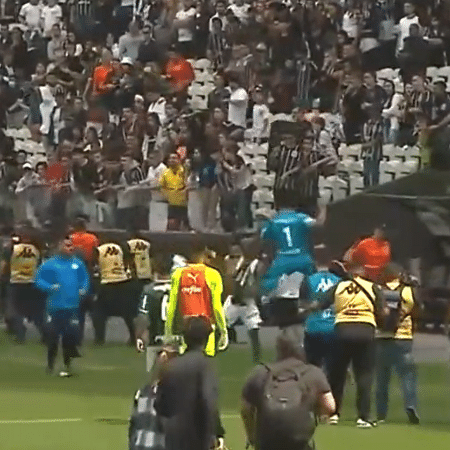 O goleiro Kauê, do Corinthians, corre para tentar acertar jogador rival - Reprodução/Band