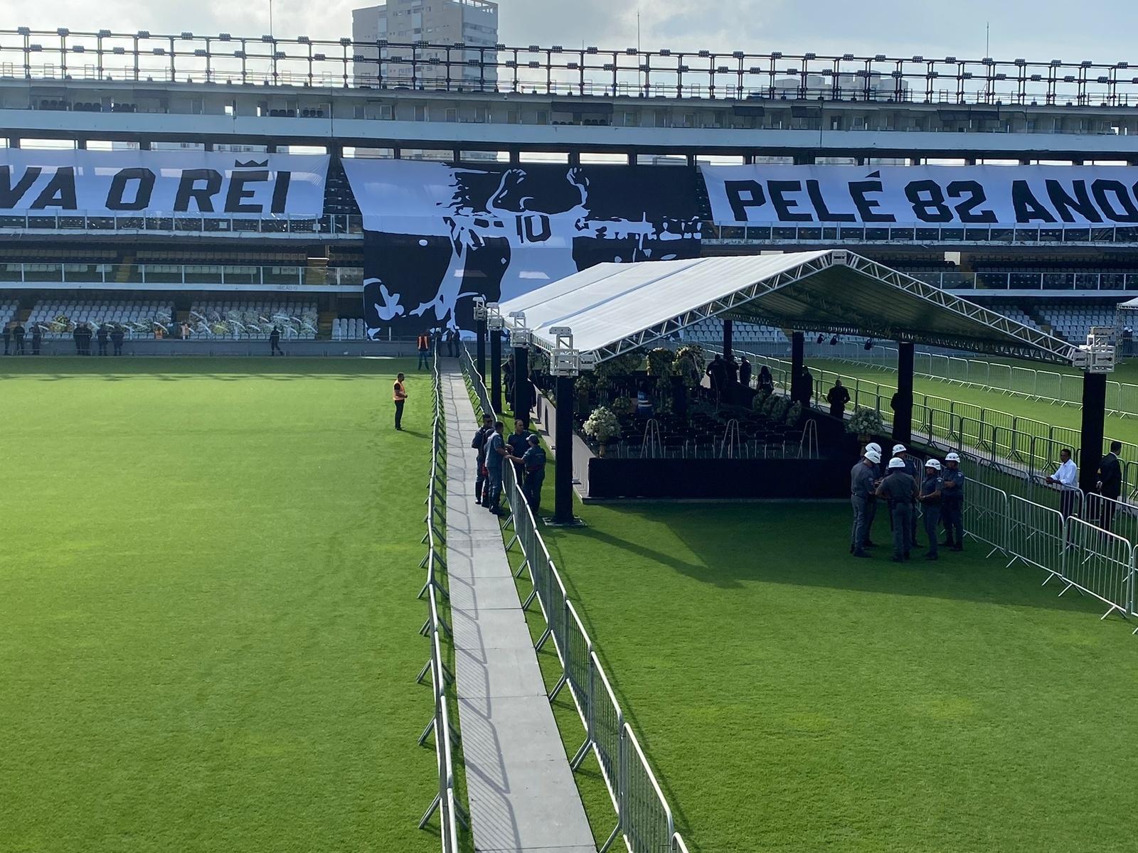 Coroas de flores posicionadas para o velório de Pelé