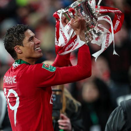 Raphaël Varane conquistou a Copa da Liga Inglesa com o Manchester United.