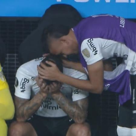 Volante foi flagrado chorando no banco de reservas em Corinthians x Del Valle - Reprodução/Twitter