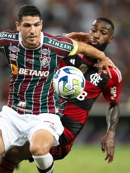 Nino (à esq.) e Gerson disputam a bola no clássico Fluminense e Flamengo duelo das oitavas da Copa do Brasil - Jorge Rodrigues/AGIF