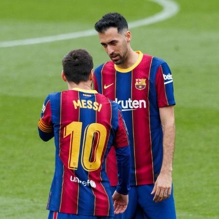 Lionel Messi e Sergio Busquets em campo pelo Barcelona, em 2021. - NurPhoto/NurPhoto via Getty Images