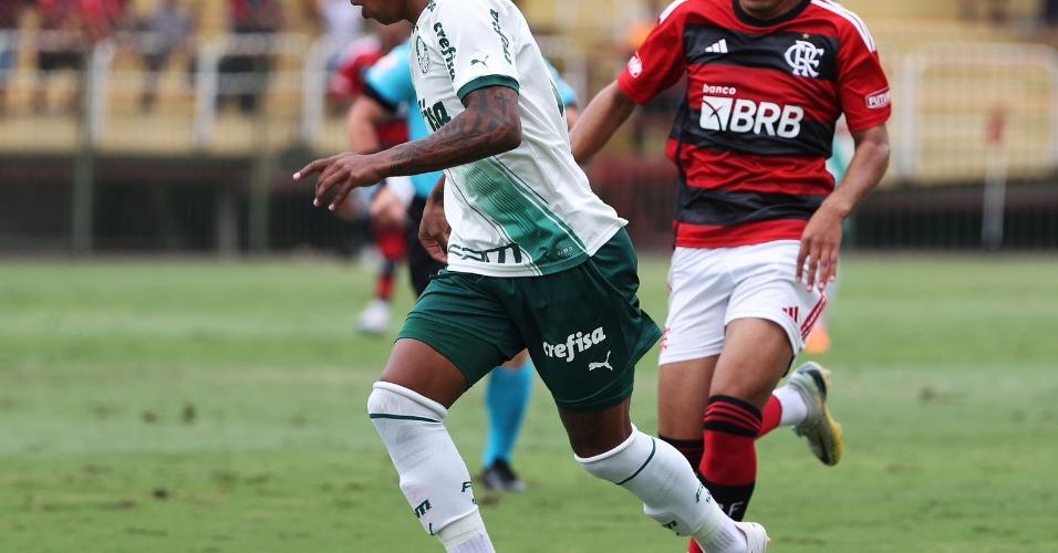 Disputa de lance em Flamengo e Palmeiras pela final do Brasileiro Sub-20