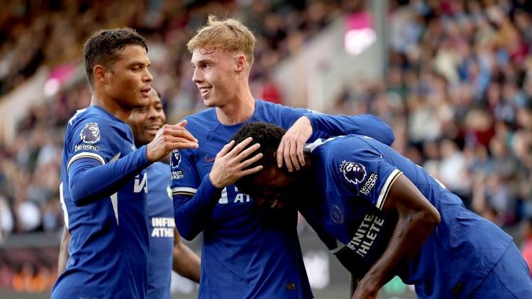 Jackson, do Chelsea, celebra gol com colegas sobre o Burnley pelo Campeonato Inglês