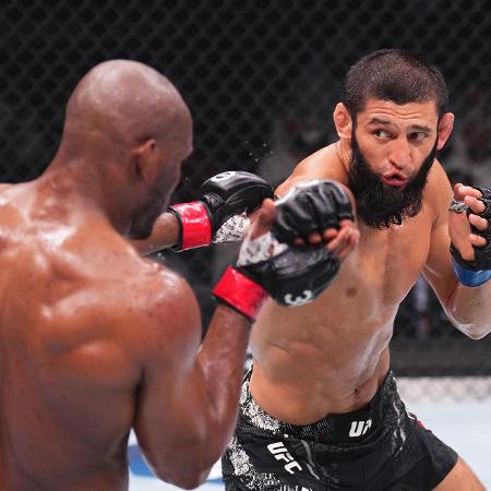 Chimaev tenta golpe em Usman, durante o UFC 294, em Abu Dhabi