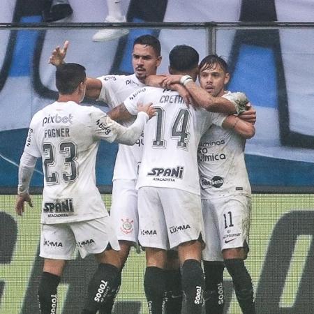 Jogadores do Corinthians comemoram gol no Brasileirão