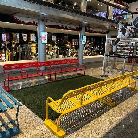 Bancos originais do estádio do São Paulo estão expostos no memorial