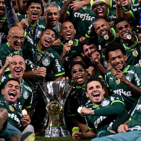Jogadores do Palmeiras posam com troféu do Campeonato Brasileiro