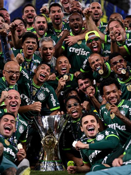 Jogadores do Palmeiras posam com troféu do segundo título brasileiro consecutivo