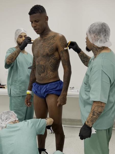 Arboleda, do São Paulo, faz tatuagem em homenagem à Copa do Brasil em centro cirúrgico