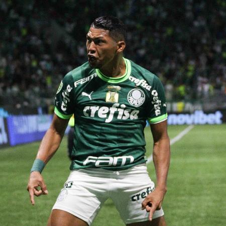 Rony, do Palmeiras, comemora após fazer o gol da vitória contra a Inter de Limeira, pelo Paulistão