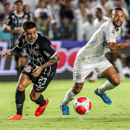 Fagner, do Corinthians, e Guilherme, do Santos, em ação no jogo do Paulistão