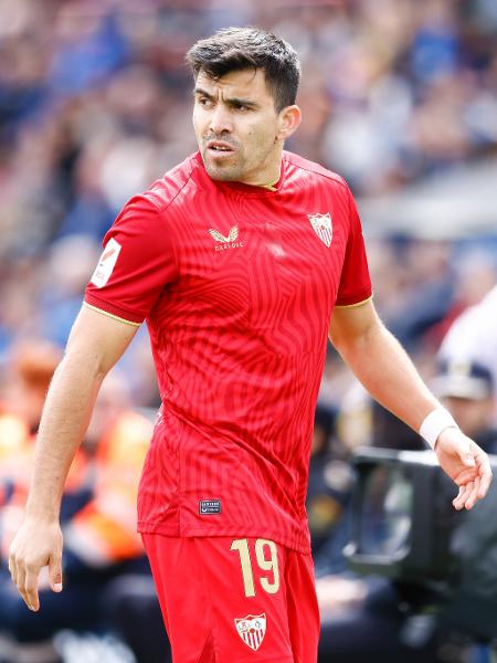 Marcos Acuña, lateral do Sevilla, foi vítima de racismo no jogo contra o Getafe