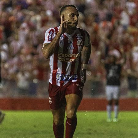 Paulo Sérgio comemora gol do Náutico para cima do Remo