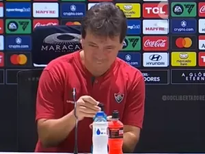 Diniz sofre para abrir garrafa após vitória do Flu na Libertadores; veja
