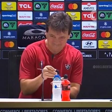 Fernando Diniz, técnico do Fluminense, sofre para abrir garrafa de isotônico