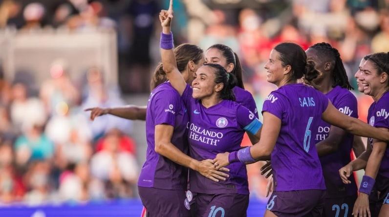 Marta comemora seu gol pelo Orlando Pride diante do Kansas City Current na NWSL