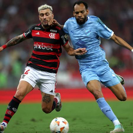 Arrascaeta e Anderson Jesus brigam pela bola em Flamengo x Bolívar, duelo da Libertadores