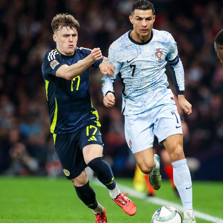 Cristiano Ronaldo em ação durante jogo entre Portugal e Escócia pela Liga das Nações