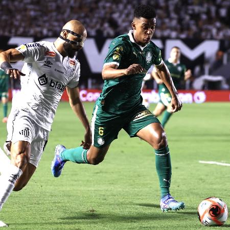 Thaciano e Vanderlan em ação durante jogo entre Santos e Palmeiras pelo Paulistão Thaciano e Vanderlan em ação durante jogo entre Santos e Palmeiras pelo Paulistão