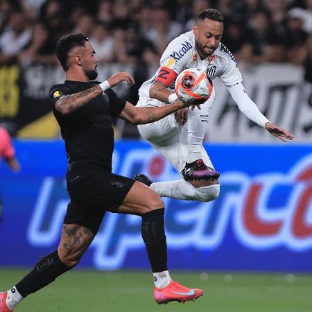 Raniele e Neymar brigam pela bola em Corinthians x Santos, jogo do Paulistão Raniele e Neymar brigam pela bola em Corinthians x Santos, jogo do Paulistão