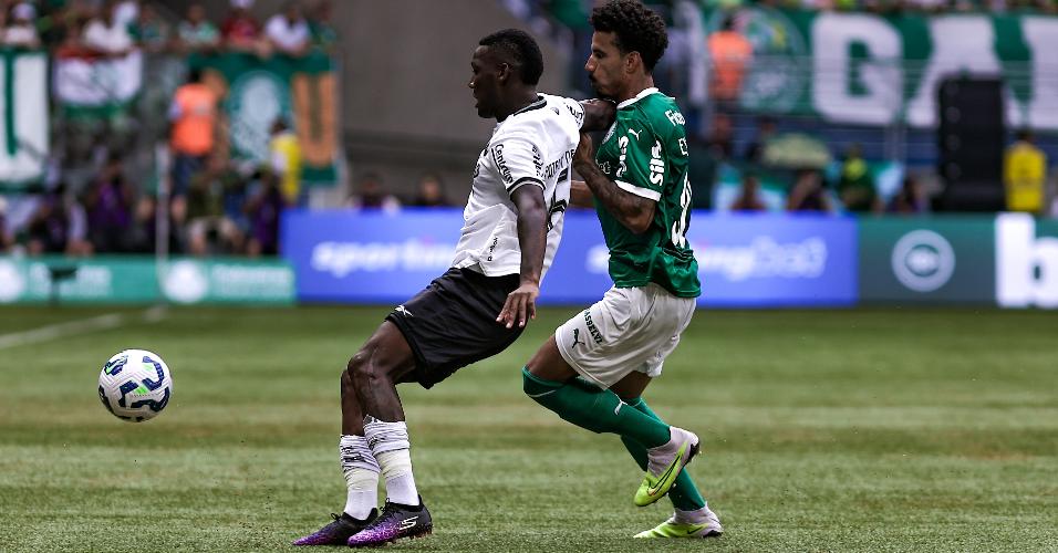 Lucas Evangelista, do Palmeiras, e Patrick de Paula, do Botafogo, disputam bola em jogo no Allianz Parque, pelo Brasileirão