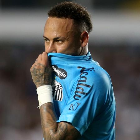 Neymar se lamenta durante Santos x Botafogo, jogo do Brasileirão Neymar se lamenta durante Santos x Botafogo, jogo do Brasileirão