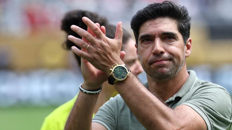 Abel Ferreira, do Palmeiras, acena para torcedores durante jogo contra o Al Ahly Abel Ferreira, do Palmeiras, acena para torcedores durante jogo contra o Al Ahly